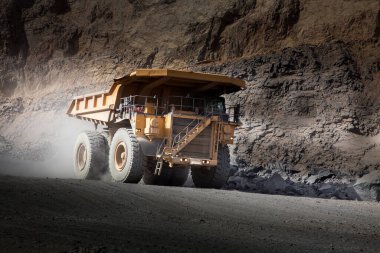 Madencilik kamyonları genellikle off-road kullanımı için tasarlanmıştır, yani genellikle madencilik operasyonlarında görülen sert, düzensiz ve bazen zorlu arazilerden geçebilirler..