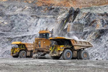 Madencilik kamyonları genellikle off-road kullanımı için tasarlanmıştır, yani genellikle madencilik operasyonlarında görülen sert, düzensiz ve bazen zorlu arazilerden geçebilirler..