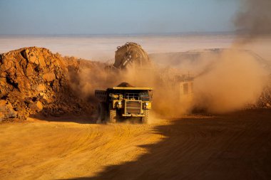 Madencilik kamyonları genellikle off-road kullanımı için tasarlanmıştır, yani genellikle madencilik operasyonlarında görülen sert, düzensiz ve bazen zorlu arazilerden geçebilirler..