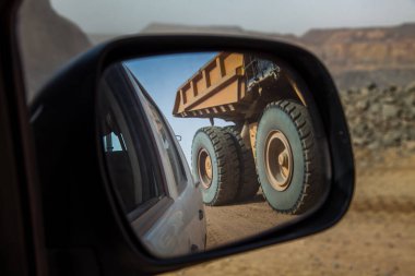 Madencilik kamyonları genellikle off-road kullanımı için tasarlanmıştır, yani genellikle madencilik operasyonlarında görülen sert, düzensiz ve bazen zorlu arazilerden geçebilirler..