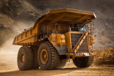 Madencilik kamyonları genellikle off-road kullanımı için tasarlanmıştır, yani genellikle madencilik operasyonlarında görülen sert, düzensiz ve bazen zorlu arazilerden geçebilirler..