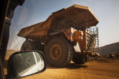 Madencilik kamyonları genellikle off-road kullanımı için tasarlanmıştır, yani genellikle madencilik operasyonlarında görülen sert, düzensiz ve bazen zorlu arazilerden geçebilirler..