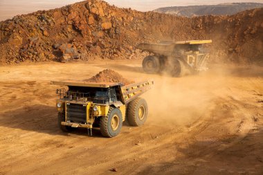 Madencilik kamyonları genellikle off-road kullanımı için tasarlanmıştır, yani genellikle madencilik operasyonlarında görülen sert, düzensiz ve bazen zorlu arazilerden geçebilirler..