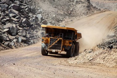 Madencilik kamyonları genellikle off-road kullanımı için tasarlanmıştır, yani genellikle madencilik operasyonlarında görülen sert, düzensiz ve bazen zorlu arazilerden geçebilirler..