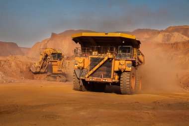 Madencilik kamyonları genellikle off-road kullanımı için tasarlanmıştır, yani genellikle madencilik operasyonlarında görülen sert, düzensiz ve bazen zorlu arazilerden geçebilirler..