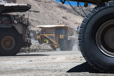 Madencilik kamyonları genellikle off-road kullanımı için tasarlanmıştır, yani genellikle madencilik operasyonlarında görülen sert, düzensiz ve bazen zorlu arazilerden geçebilirler..