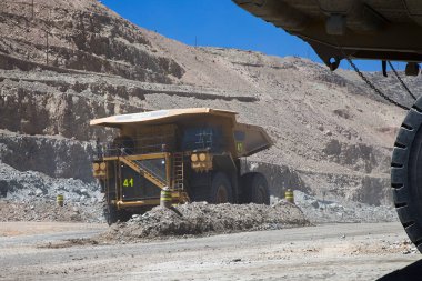 Madencilik kamyonları genellikle off-road kullanımı için tasarlanmıştır, yani genellikle madencilik operasyonlarında görülen sert, düzensiz ve bazen zorlu arazilerden geçebilirler..