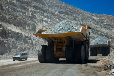 Madencilik kamyonları genellikle off-road kullanımı için tasarlanmıştır, yani genellikle madencilik operasyonlarında görülen sert, düzensiz ve bazen zorlu arazilerden geçebilirler..