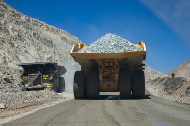 Madencilik kamyonları genellikle off-road kullanımı için tasarlanmıştır, yani genellikle madencilik operasyonlarında görülen sert, düzensiz ve bazen zorlu arazilerden geçebilirler..