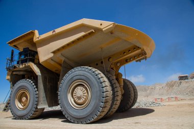 Madencilik kamyonları genellikle off-road kullanımı için tasarlanmıştır, yani genellikle madencilik operasyonlarında görülen sert, düzensiz ve bazen zorlu arazilerden geçebilirler..