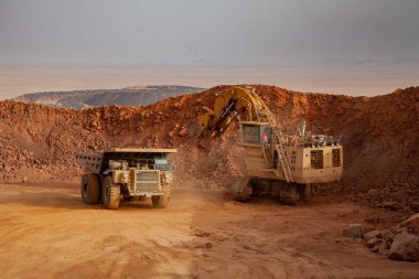Madencilik kazıcısı, özellikle madencilik operasyonlarında kazma ve yükleme malzemeleri için tasarlanmış ağır, büyük bir inşaat makinesidir..