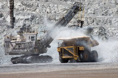 Elektrikli ip kürekler sert kayalar ve aşırı yük de dahil olmak üzere sert malzemeler kazmak için tasarlanmıştır. Maddeyi etkili bir şekilde parçalamak ve kazmak için önemli bir kazı gücü oluşturabilirler..
