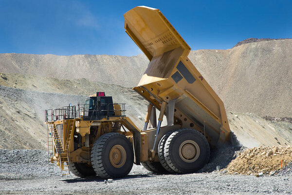 Горнодобывающие грузовики, как правило, предназначены для внедорожников, что означает, что они могут пересекать грубую, неровную, а иногда и сложную местность, обычно встречающуюся при добыче полезных ископаемых.