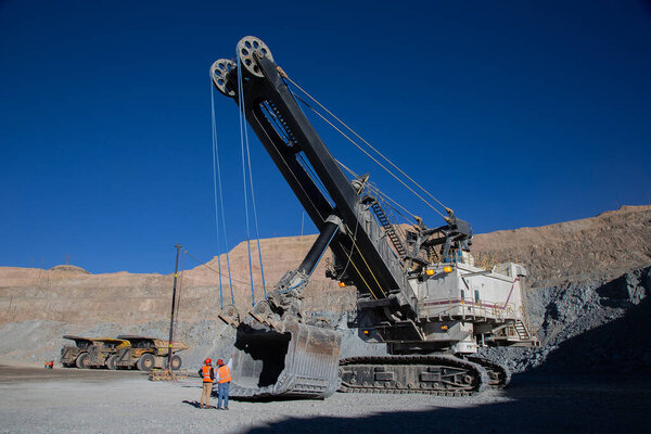 Электроверевочные лопаты предназначены для рытья твердых материалов, в том числе твердой породы и перегрузки. Они могут генерировать значительные силы рытья, чтобы сломать и выкопать материал эффективно.