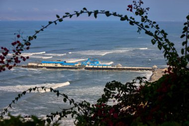 La Rosa Nutica-Miraflores 'deki yaz atmosferleri. Her gün batımının bir başyapıt gibi hissettiği güzel yemek ve büyüleyici okyanus manzaralarının mükemmel bir karışımı.