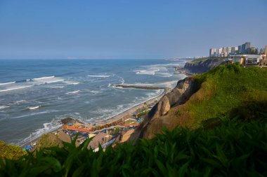 La Rosa Nutica-Miraflores 'deki yaz atmosferleri. Her gün batımının bir başyapıt gibi hissettiği güzel yemek ve büyüleyici okyanus manzaralarının mükemmel bir karışımı.