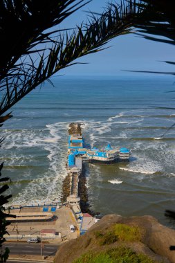 La Rosa Nutica-Miraflores 'deki yaz atmosferleri. Her gün batımının bir başyapıt gibi hissettiği güzel yemek ve büyüleyici okyanus manzaralarının mükemmel bir karışımı.