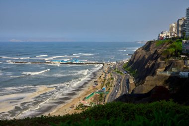 La Rosa Nutica-Miraflores 'deki yaz atmosferleri. Her gün batımının bir başyapıt gibi hissettiği güzel yemek ve büyüleyici okyanus manzaralarının mükemmel bir karışımı.