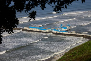 La Rosa Nutica-Miraflores 'deki yaz atmosferleri. Her gün batımının bir başyapıt gibi hissettiği güzel yemek ve büyüleyici okyanus manzaralarının mükemmel bir karışımı.