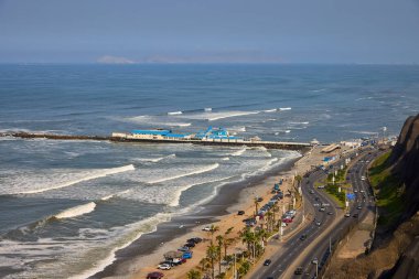 La Rosa Nutica-Miraflores 'deki yaz atmosferleri. Her gün batımının bir başyapıt gibi hissettiği güzel yemek ve büyüleyici okyanus manzaralarının mükemmel bir karışımı.