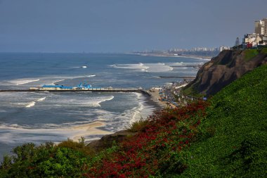 La Rosa Nutica-Miraflores 'deki yaz atmosferleri. Her gün batımının bir başyapıt gibi hissettiği güzel yemek ve büyüleyici okyanus manzaralarının mükemmel bir karışımı.