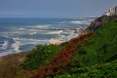La Rosa Nutica-Miraflores 'deki yaz atmosferleri. Her gün batımının bir başyapıt gibi hissettiği güzel yemek ve büyüleyici okyanus manzaralarının mükemmel bir karışımı.