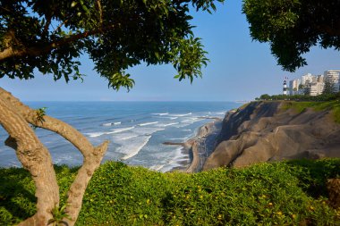 Yanınızda La Costa Verde 'nin sonsuz mavisiyle Miraflores' in kayalıklarında geziniyorsunuz. Burada attığınız her adım bir yaşam kutlaması gibi. Lima Peru