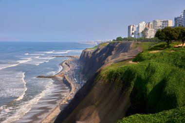 Yanınızda La Costa Verde 'nin sonsuz mavisiyle Miraflores' in kayalıklarında geziniyorsunuz. Burada attığınız her adım bir yaşam kutlaması gibi. Lima Peru