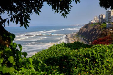 Yanınızda La Costa Verde 'nin sonsuz mavisiyle Miraflores' in kayalıklarında geziniyorsunuz. Burada attığınız her adım bir yaşam kutlaması gibi. Lima Peru