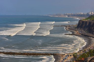 Yanınızda La Costa Verde 'nin sonsuz mavisiyle Miraflores' in kayalıklarında geziniyorsunuz. Burada attığınız her adım bir yaşam kutlaması gibi. Lima Peru