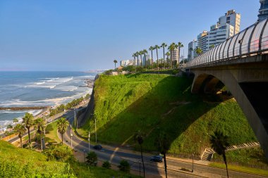Yanınızda La Costa Verde 'nin sonsuz mavisiyle Miraflores' in kayalıklarında geziniyorsunuz. Burada attığınız her adım bir yaşam kutlaması gibi. Lima Peru