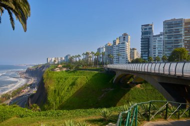 Yanınızda La Costa Verde 'nin sonsuz mavisiyle Miraflores' in kayalıklarında geziniyorsunuz. Burada attığınız her adım bir yaşam kutlaması gibi. Lima Peru