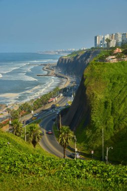 Yanınızda La Costa Verde 'nin sonsuz mavisiyle Miraflores' in kayalıklarında geziniyorsunuz. Burada attığınız her adım bir yaşam kutlaması gibi. Lima Peru