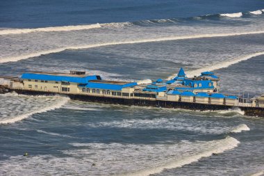 Gün batımında La Rosa Nutica parlıyor. Dalgaların gökyüzü ile buluştuğu ve manzaranın seni soluksuz bıraktığı yer. Miraflores Peru