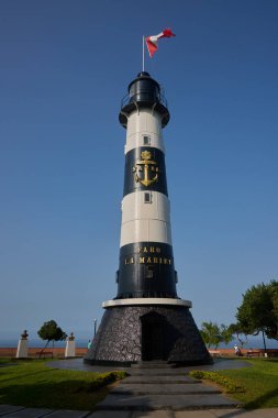 El Faro La Marina, bir Miraflores simgesi. Pasifik kıyısında dimdik duruyor, nefes kesici günbatımlarını ve çarpıcı kıyı manzaralarını izliyor. Denizin ruhla buluştuğu mükemmel bir yer..