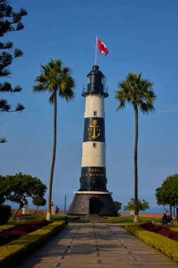 El Faro La Marina, bir Miraflores simgesi. Pasifik kıyısında dimdik duruyor, nefes kesici günbatımlarını ve çarpıcı kıyı manzaralarını izliyor. Denizin ruhla buluştuğu mükemmel bir yer..