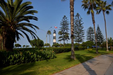 El Faro La Marina, bir Miraflores simgesi. Pasifik kıyısında dimdik duruyor, nefes kesici günbatımlarını ve çarpıcı kıyı manzaralarını izliyor. Denizin ruhla buluştuğu mükemmel bir yer..