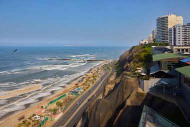 Larcomar bir alışveriş merkezinden daha fazlası. Bu bir deneyim. Lüks mağazalardan okyanus manzaralarına kadar, Miraflores 'in coşkulu ruhunun tadını çıkarmak için mükemmel bir yer..