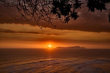 San Lorenzo Adası 'nda güneş batarken, Miraflores' in manzarası saf büyüye dönüşür. Okyanus sonsuz ufukların fısıldarken adanın silueti gökyüzüne karşı alevler saçar.. 