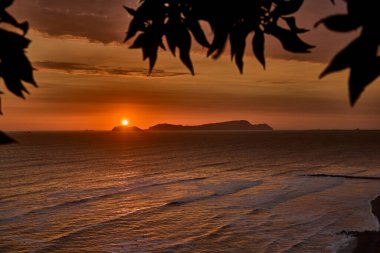 San Lorenzo Adası 'nda güneş batarken, Miraflores' in manzarası saf büyüye dönüşür. Okyanus sonsuz ufukların fısıldarken adanın silueti gökyüzüne karşı alevler saçar.. 