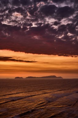 San Lorenzo Adası 'nda güneş batarken, Miraflores' in manzarası saf büyüye dönüşür. Okyanus sonsuz ufukların fısıldarken adanın silueti gökyüzüne karşı alevler saçar.. 