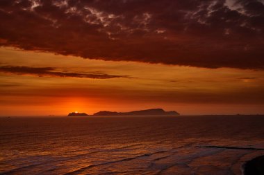 San Lorenzo Adası 'nda güneş batarken, Miraflores' in manzarası saf büyüye dönüşür. Okyanus sonsuz ufukların fısıldarken adanın silueti gökyüzüne karşı alevler saçar.. 