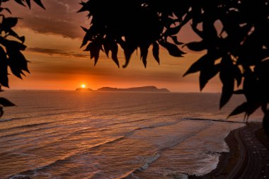 Arka planda gururla duran San Lorenzo Adası ile La Costa Verde üzerinde çarpıcı bir günbatımı. Böyle anlar bize Limas kıyı büyüsünü hatırlatır..