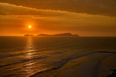 Arka planda gururla duran San Lorenzo Adası ile La Costa Verde üzerinde çarpıcı bir günbatımı. Böyle anlar bize Limas kıyı büyüsünü hatırlatır..