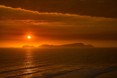 Arka planda gururla duran San Lorenzo Adası ile La Costa Verde üzerinde çarpıcı bir günbatımı. Böyle anlar bize Limas kıyı büyüsünü hatırlatır..