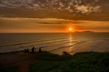 Arka planda gururla duran San Lorenzo Adası ile La Costa Verde üzerinde çarpıcı bir günbatımı. Böyle anlar bize Limas kıyı büyüsünü hatırlatır..
