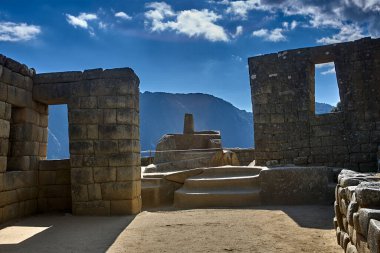 İntihuatana taşı, antik bir İnka güneş saati, astronomik hünerlerinin ve evrenle derin ruhsal bağlantılarının bir kanıtı olarak duruyor..