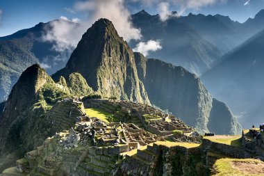 And Dağları 'nın tepelerine tünemiş Machu Picchu İnka medeniyetinin görkeminin bir kanıtı olarak duruyor. Sisli tepeler ve yemyeşil yeşilliklerle çevrili bu antik harikalar saygı ve saygı uyandırır.