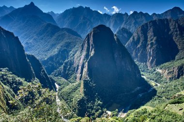 Sabah sisinin içinden yükselen Putucusi, Machu Picchu antik kalesinin karşısında dimdik duruyor. And tepelerinin arasında saklı bir mücevher, bu kutsal dağ eşsiz bir bakış açısı sunuyor...