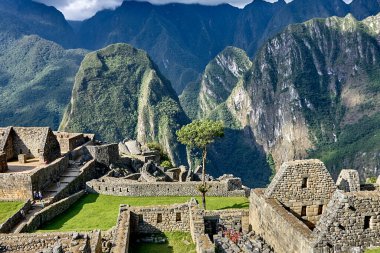 Sabah sisinin içinden yükselen Putucusi, Machu Picchu antik kalesinin karşısında dimdik duruyor. And tepelerinin arasında saklı bir mücevher, bu kutsal dağ eşsiz bir bakış açısı sunuyor...